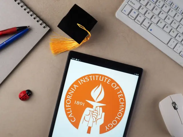 Un iPad con la imagen de Caltech