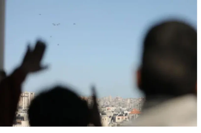 La décision des États-Unis et d'autres pays de larguer des vivres et des médicaments par avion suscite la controverse.