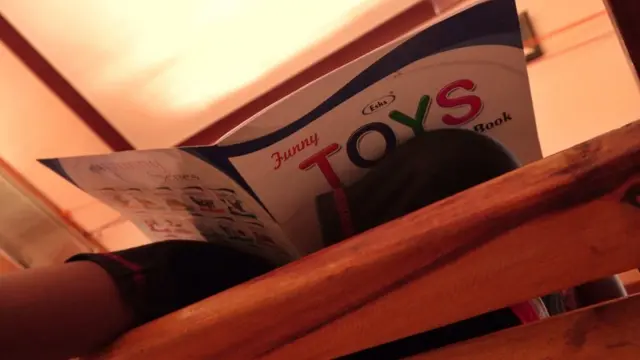 பெற்றோரை இழந்த 5 வயது தத்து பிள்ளையை வளர்க்க துடிக்கும் 79 வயது மூதாட்டியின் நெகிழ்ச்சி கதை