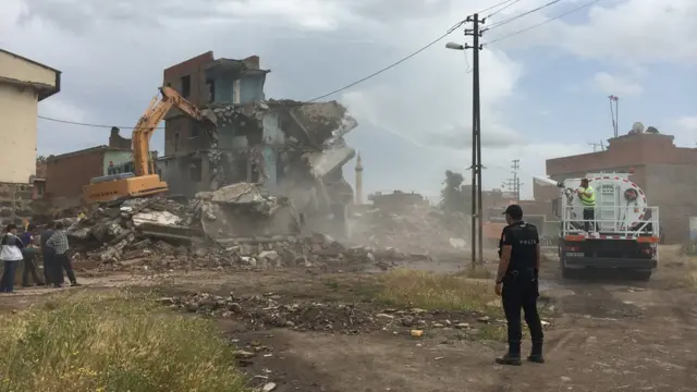Sur'da iş makineleri evleri yıkıyor.