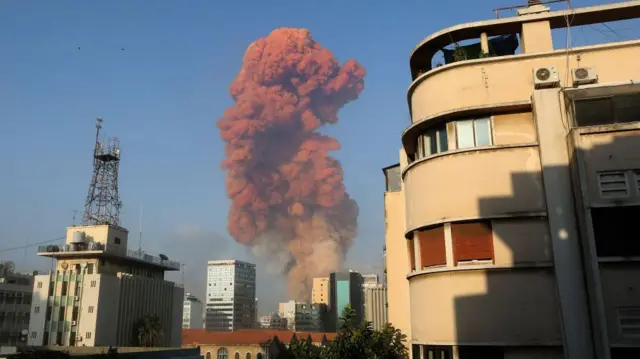 انفجار در منطقه بندری بیروت لبنان. نیترات آمونیوم ذخیره شده در بندربیروت. انفجاری که بخش زیادی از بندر بیروت را ویران کرد