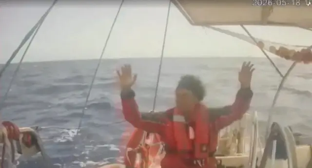 Seorang pria mengangkat tangannya.