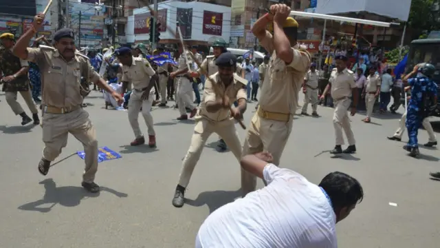 बिहार में पुलिस का लाठीचार्ज