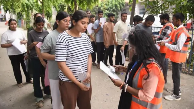 மையப்படுத்தப்பட்ட தேர்வுகள், பயிற்சி வகுப்புகளுக்குச் செலவு செய்யக்கூடிய மாணவர்களுக்கு பயனளிக்கின்றன என்று ஒரு புகழ்பெற்ற கல்வியாளர் கருதுகிறார்.