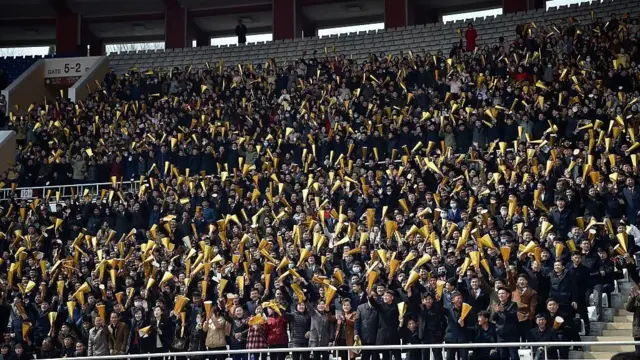 平壌国際マラソンで応援する人々。約200人の外国人ランナーが参加した