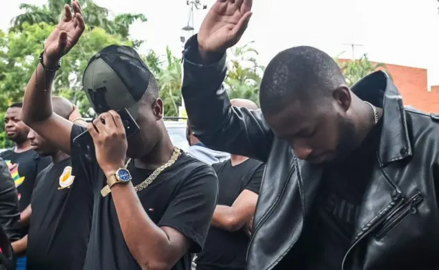 Abagabo bazamuye ukuboko