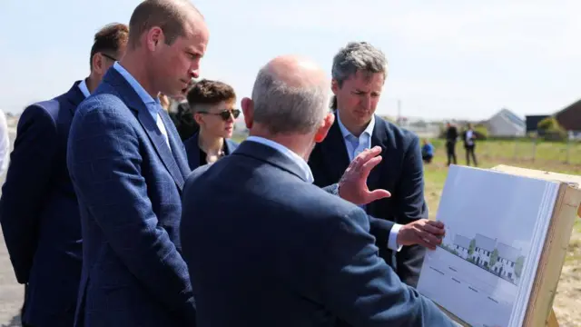 Książę William, książę Kornwalii, ogląda plany inwestycji mieszkaniowej Księstwa Kornwalii w Nansledan, 9 maja 2024 roku w Newquay w Kornwalii w Anglii.