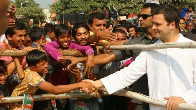 લોકોને મળતા રાહુલ ગાંધી