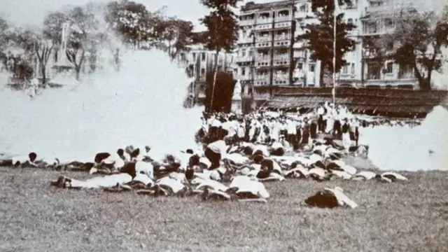 ہندوستان چھوڑ دو تحریک کے دوران مظاہرین پر آنسو گیس کا ایک منظر