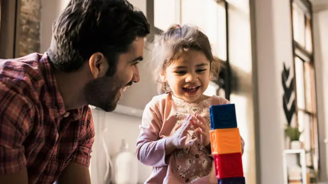 Pai brinca com filha