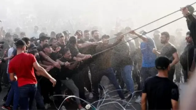 تجمع آلاف المتظاهرين، من فصائل معارضة للزعيم الشيعي مقتدى الصدر، أمام المنطقة الخضراء، في بغداد، احتجاجا على اقتحام أنصاره لمبنى مجلس النواب العراقي في أغسطس/آب