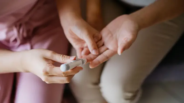 குழந்தைகளுக்கு ஏற்படும் நீரிழிவு நோய் - கவனிக்க வேண்டிய அறிகுறிகளும் சிகிச்சைகளும்