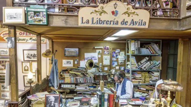 Seorang pria di kantor yang berantakan.