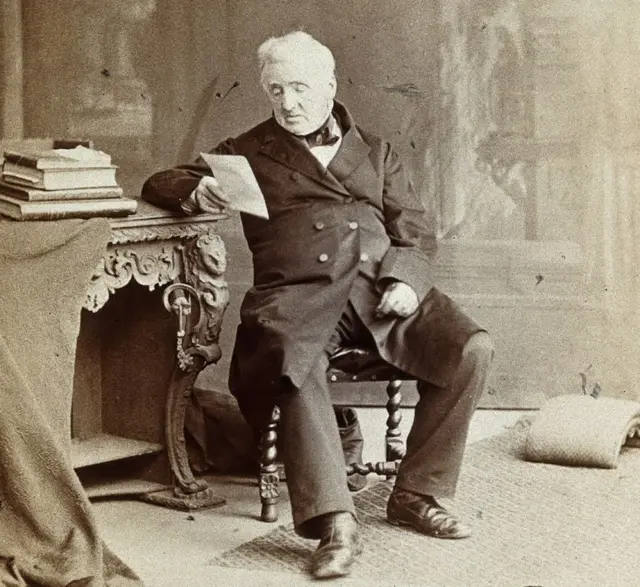 Retrato em sépia de Nathaniel Bagshaw Ward sentado, lendo uma carta