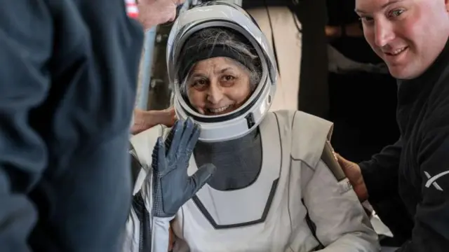 Astronot NASA Suni Williams dibantu keluar dari pesawat luar angkasa SpaceX Dragon untuk pemulihan setelah sembilan bulan terlantar di ISS.