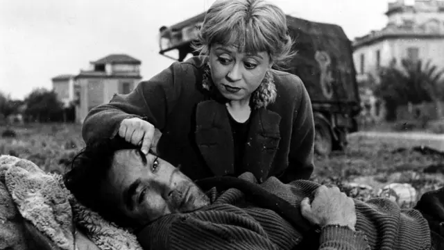 Феллини отказался от своего раннего неореализма в пользу фильмов такого типа, как "Дорога"