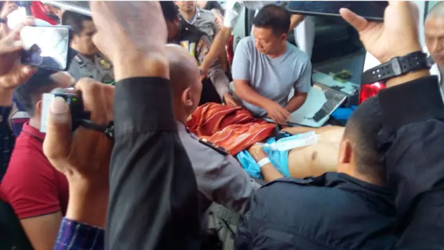 Polisi korban penembakan tiba di RS Bhayangkara, Palu.