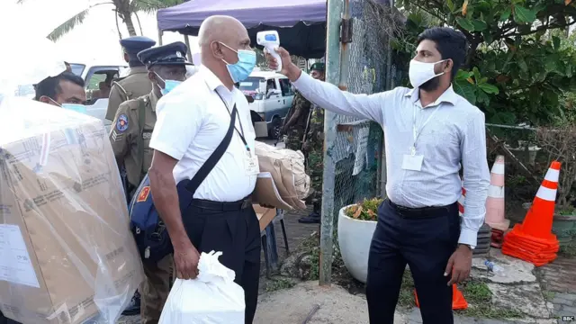 ඡන්ද පෙට්ටි රැගෙන ඒම