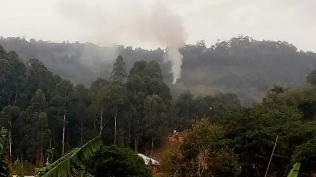 Smoke full di air as houses dey burn.