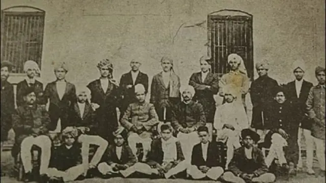 લાહોરની નેશનલ કોલેજમાં અભ્યાસ વખતનો ફોટોગ્રાફ. ઊભેલા યુવાનોમાં જમણેથી ચોથા પાઘડીધારી ભગતસિંહ છે. (આ ફોટો પ્રોફેસર ચમનલાલે ઉપલબ્ધ કરાવી આપ્યો છે.)