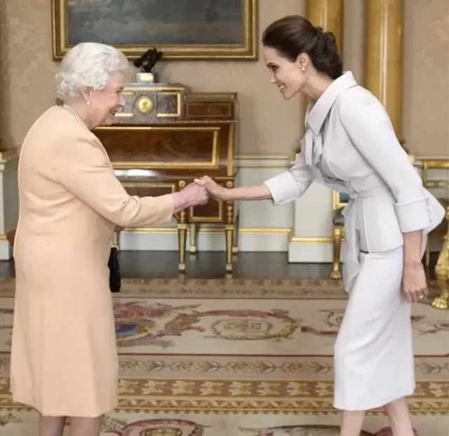 વર્ષ 2014માં અભિનેત્રી એન્જલીના જૉલી મહારાણીને મળવા પહોંચ્યાં હતાં. બંનેની મુલાકાત બકિંઘમ પૅલેસમાં થઈ હતી