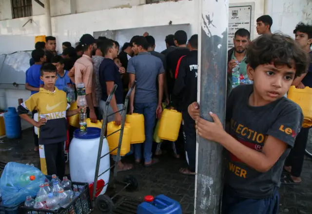 ရေပေးဝေရေးစခန်းမှာ ရေရဖို့စောင့်ဆိုင်းနေကြရတဲ့ ပါလက်စတိုင်းကလေးငယ်တွေ