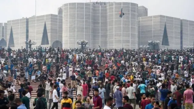 শেখ হাসিনা সরকার পতনের দিন জাতীয় সংসদ ভবনের চিত্র