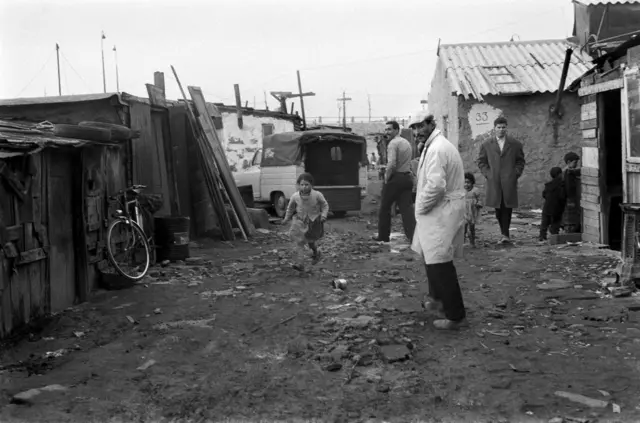 عمال جزائريون في بيوت قصديرية في فرنسا في الستينات 