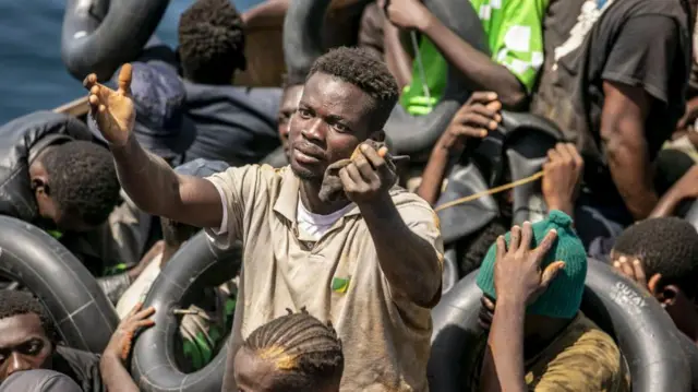 प्रवासी