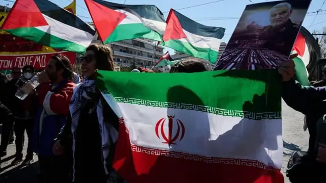 துபையில், முறியடிக்கப்பட்ட வான்வழித் தாக்குதலின் இடிபாடுகள் உலகின் ஒன்பதாவது பரபரப்பான துறைமுகமான ஜெபல் அலி ஆழ்கடல் துறைமுகத்தின் ஒரு பகுதியில் தீயை ஏற்படுத்தின.