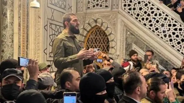 या फोटोत एचटीएसचे नेते अबू मोहम्मद अल-जुलानी उमय्यद मशीदीत भाषण करताना दिसत आहेत.