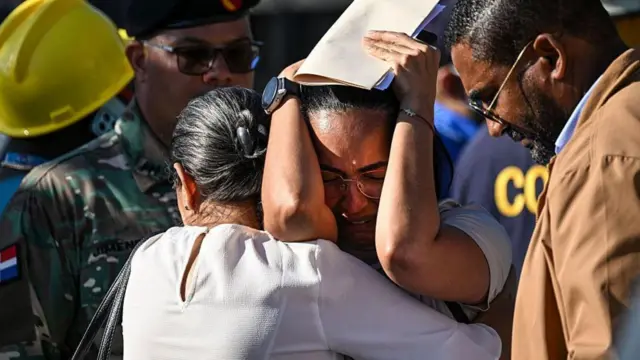 Personas buscan a sus familiares entre los restos de la discoteca en República Dominicana. 