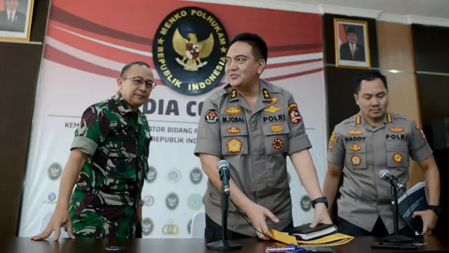 Kadiv Humas Polri Irjen Pol M. Iqbal (tengah) didampingi Kapuspen TNI Mayjen TNI Sisriadi (kiri) dan Kasubdit 1 Dittipidum Bareskrim Polri Kombes Pol Daddy Hartadi (kanan)