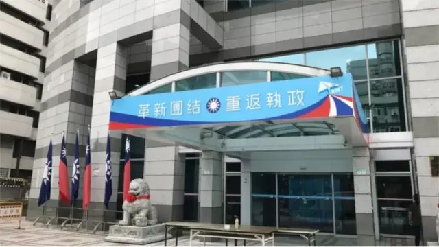 國民黨中央黨部前「革新團結」一字，如今要如何團結是國民黨的最大課題。