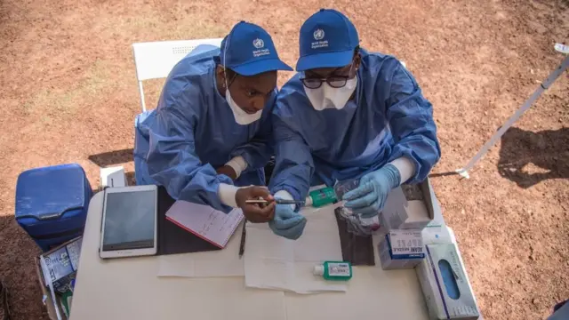 Des médecins préparent un vaccin, lors d'une campagne de vaccination, dans l'est de la RDC en mai 2018.