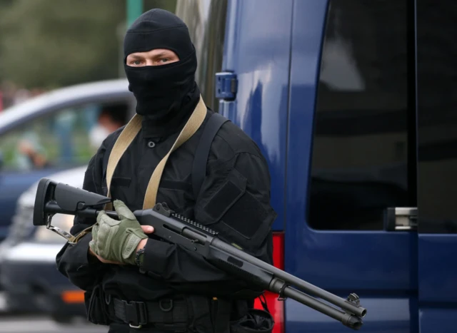 Неизвестный в маске