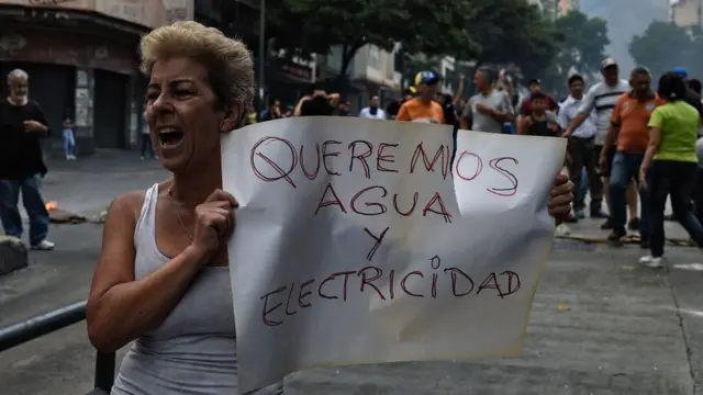 Los problemas en el suministro de luz y agua han sido motivo de numerosas protestas.