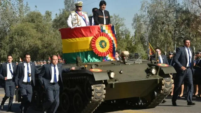 Evo Morales en un tanque militar.