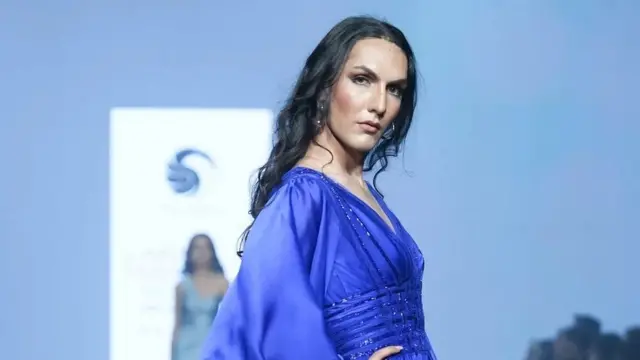 أحد عورض الأزياء للمصممة سايشا شيندي في الهند