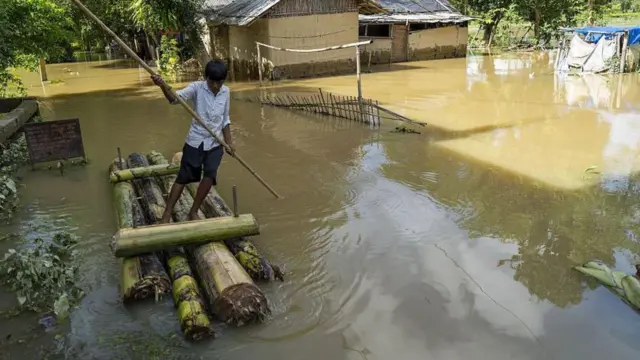 అరటి బోదెలతో వరద నీటిని దాటుతున్న బాలుడు 