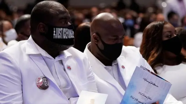 Ụmụnne Georgel Floyd bụ Rodney Floyd (akaekpe) na Philonise Floyd (etiti) na-akwamozu nwanne ha nwoke