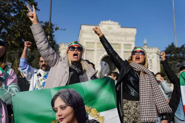 2022 yılında, İstanbul'daki Beyazıt Meydanı'nda, kadın hakları için yaptıkları gösteride İran yönetimini protesto eden İranlılar. Fotoğraftaki iki kadın, kollarını kaldırmış şekilde sloganda atarken görülüyor.