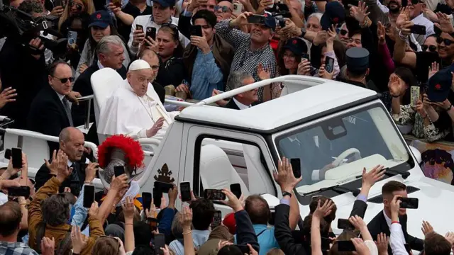 Paus Fransiskus menyapa umat Katolik dalam peringatan Paskah di Lapangan Santo Petrus, Vatikan, 20 April 2025
