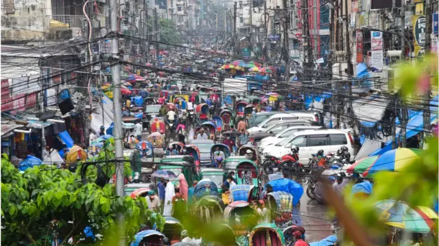 বিধিনিষেধ শিথিল করার পর ঢাকার রাস্তায় এমন ভিড়ও দেখা যাচ্ছে।