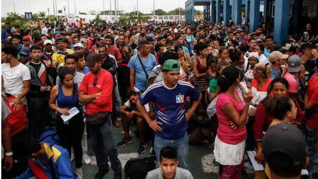 Venezolanos esperando para realizar trâmites migratórios