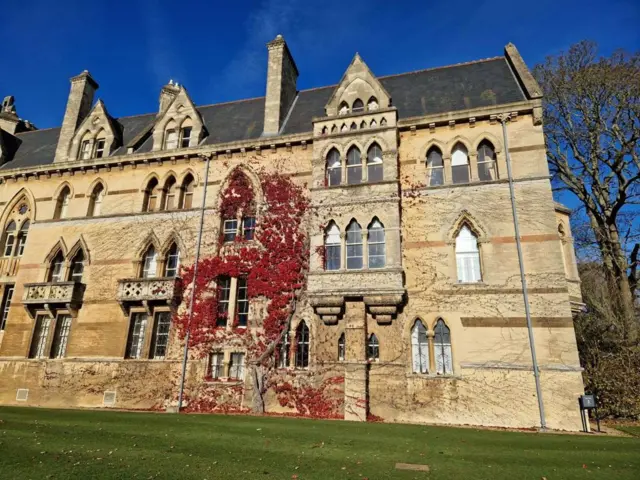 Оксфорд университети биноларидан бири