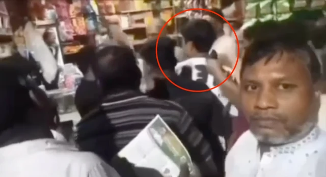 ভিডিওতে পিস্তল ঠেকানোর মুহূর্ত 