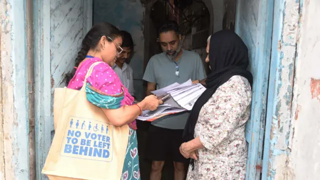 पश्चिम बंगाल में भी एसआईआर शुरू हो गई है. 