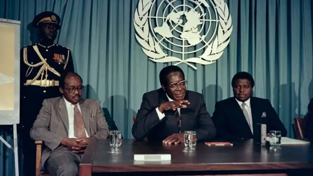 Mugabe oo warbaahinta la hadlayay, 1998,