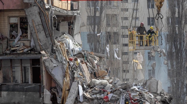 Kurtarma ekipleri, Odessa'da bir insansız hava aracı saldırısı sonucu ağır hasar gören çok katlı bir binanın enkazını temizliyor.</p><p>